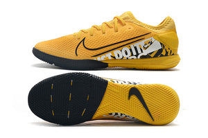 CHUTEIRA NIKE MERCURIAL VAPOR 13 PRO IC LARANJA/BRANCO/PRETO