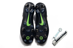 CHUTEIRA NIKE PHANTOM VISION ELITE DYNAMIC FIT SG PRETO / DOURADO