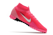 Carregar imagem no visualizador da galeria, CHUTEIRA SOCIETY NIKE MERCURIAL SUPERFLY 7 TF ELITE - MBAPPE ROSA
