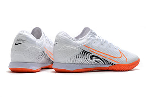 CHUTEIRA NIKE MERCURIAL VAPOR 13 PRO IC BRANCO/LARANJA