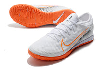 Carregar imagem no visualizador da galeria, CHUTEIRA NIKE MERCURIAL VAPOR 13 PRO IC BRANCO/LARANJA
