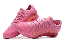 Carregar imagem no visualizador da galeria, CHUTEIRA NIKE MERCURIAL VAPOR 13 PRO IC ROSA/DOURADO
