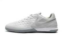 Carregar imagem no visualizador da galeria, CHUTEIRA NIKE TIEMPO LEGEND 8 IC BRANCO/CINZA
