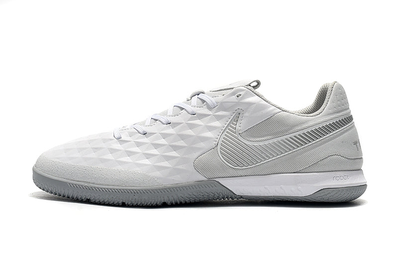 CHUTEIRA NIKE TIEMPO LEGEND 8 IC BRANCO/CINZA