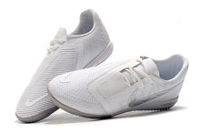 Carregar imagem no visualizador da galeria, CHUTEIRA NIKE PHANTOM VENOM PRO IC &quot;NUOVO WHITE&quot; BRANCO/CINZA
