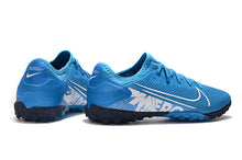 Carregar imagem no visualizador da galeria, CHUTEIRA NIKE MERCURIAL VAPOR 13 TF &quot;NEW LIGHTS&quot; AZUL/BRANCO
