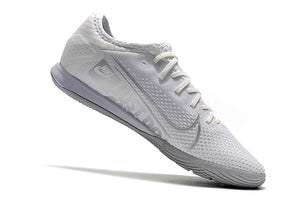 CHUTEIRA NIKE MERCURIAL VAPOR 13 PRO IC BRANCO/CINZA