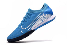 Carregar imagem no visualizador da galeria, CHUTEIRA NIKE MERCURIAL VAPOR 13 PRO IC &quot;NEW LIGHTS&quot; AZUL/BRANCO
