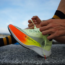 Carregar imagem no visualizador da galeria, Tênis de corrida Nike ZoomX Vaporfly Next% 2
